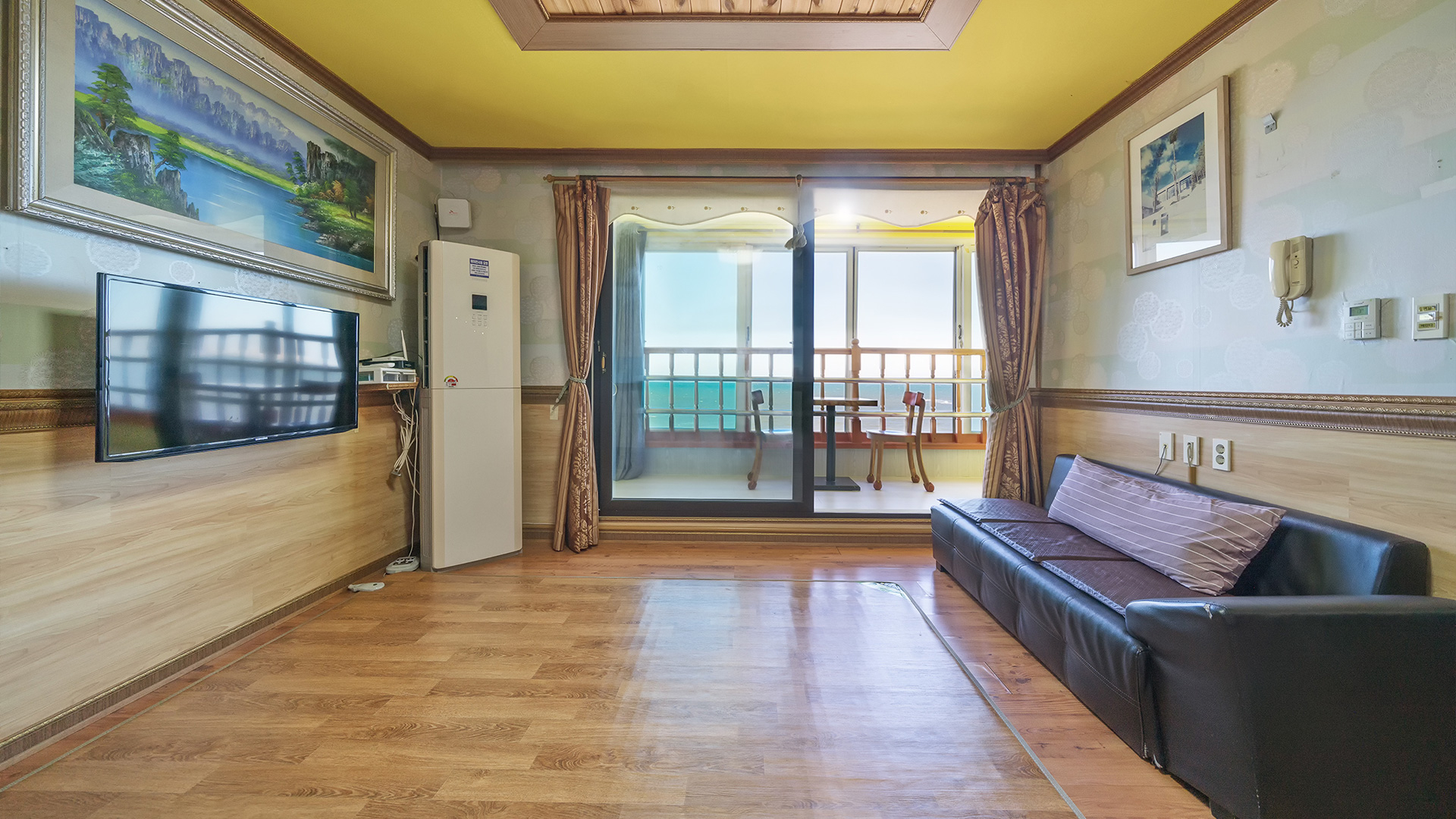 room detail thumbnail 2