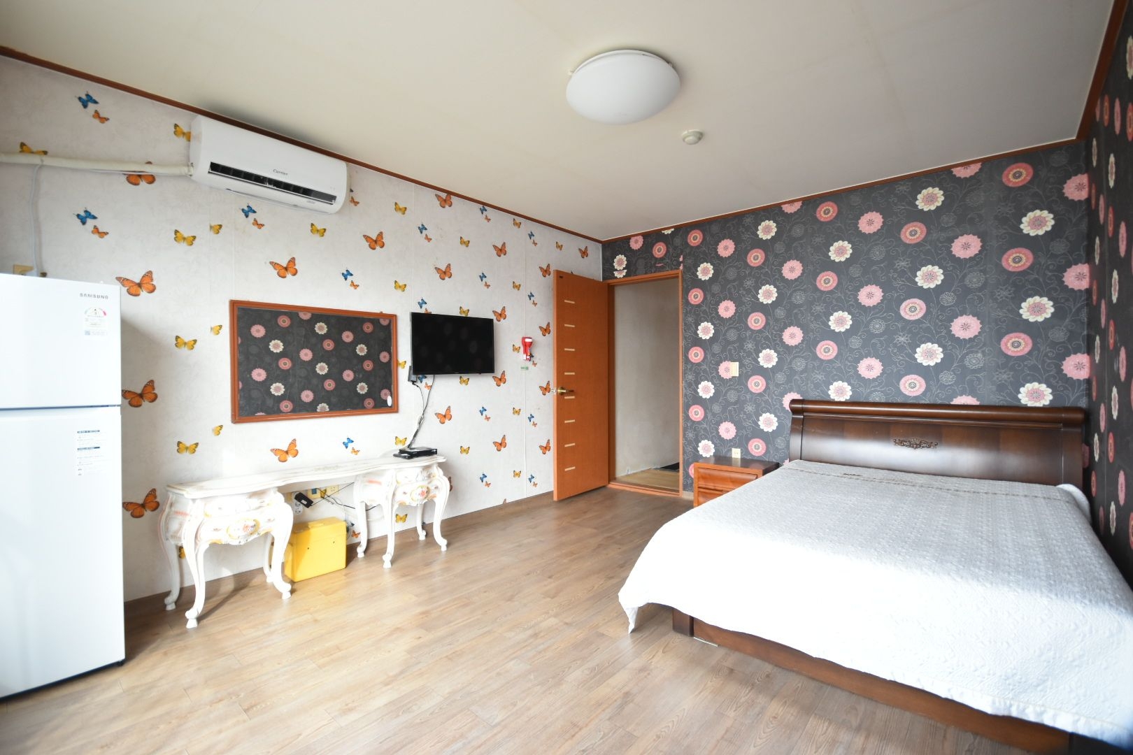 room detail thumbnail 1