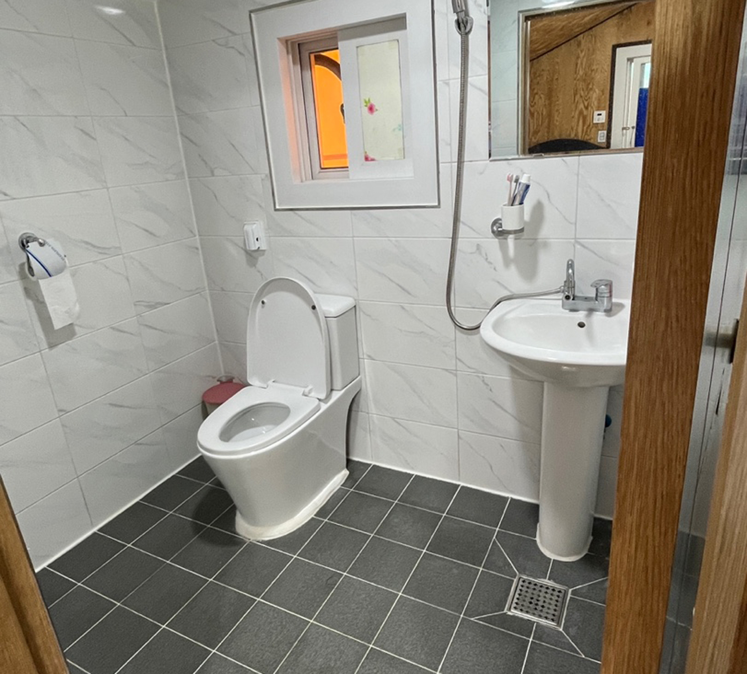 room detail thumbnail 2