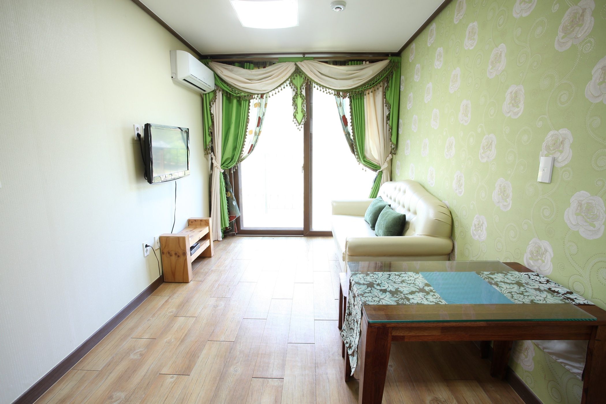 room detail thumbnail 2