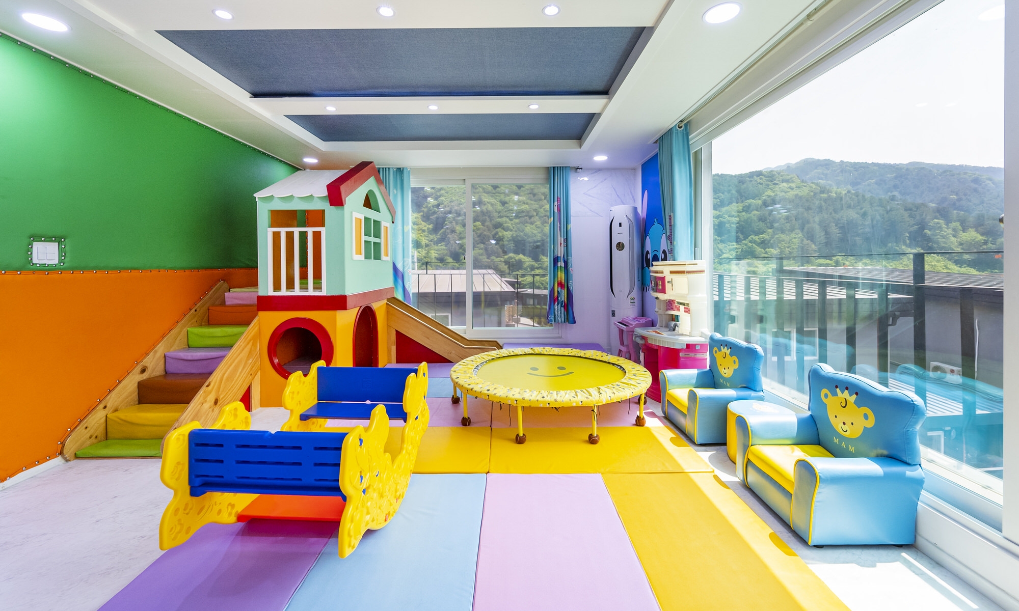 room detail thumbnail 2