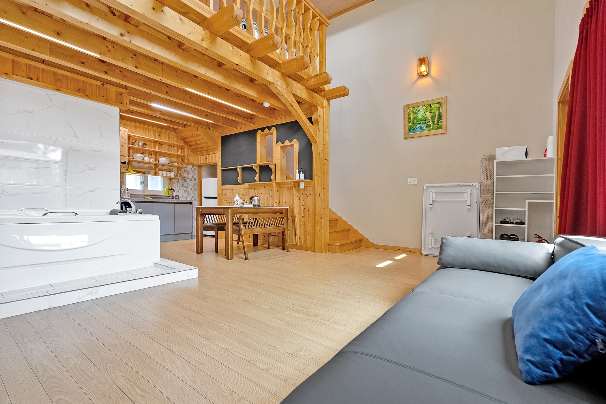 room detail thumbnail 2