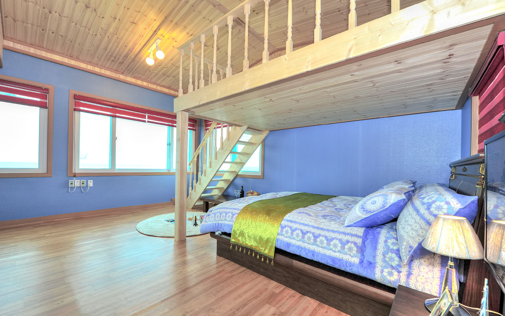 room detail thumbnail 1