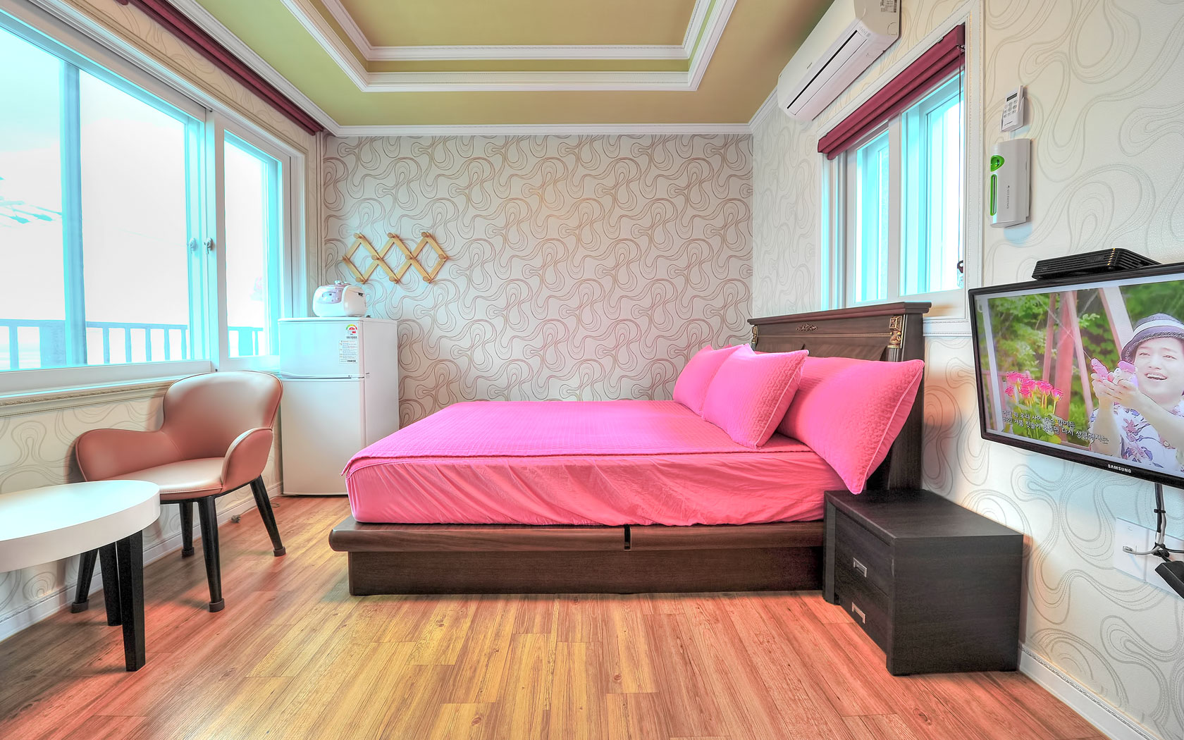 room detail thumbnail 2