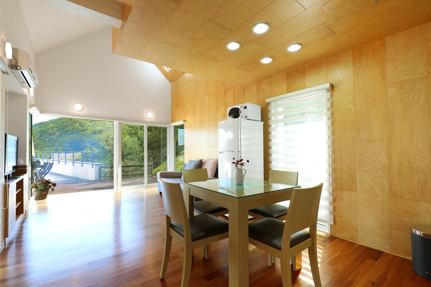 room detail thumbnail 2