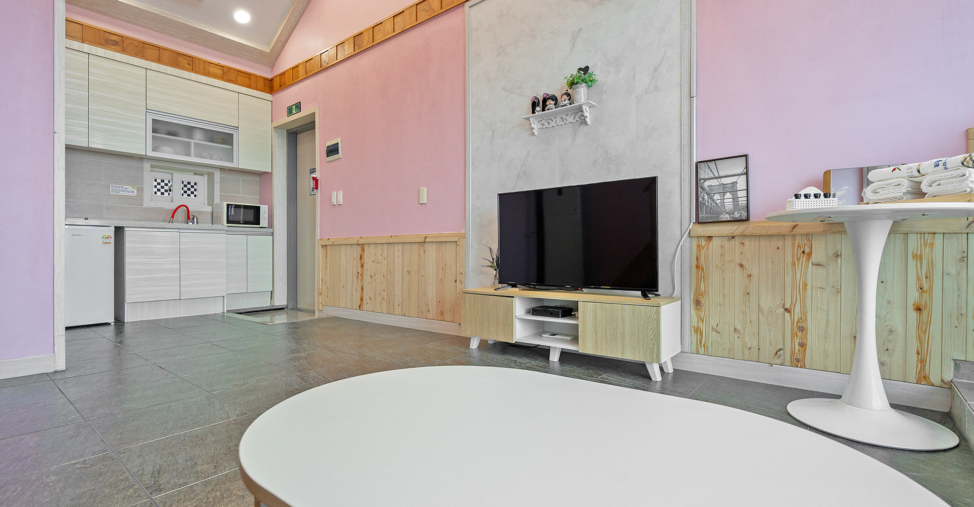 room detail thumbnail 1