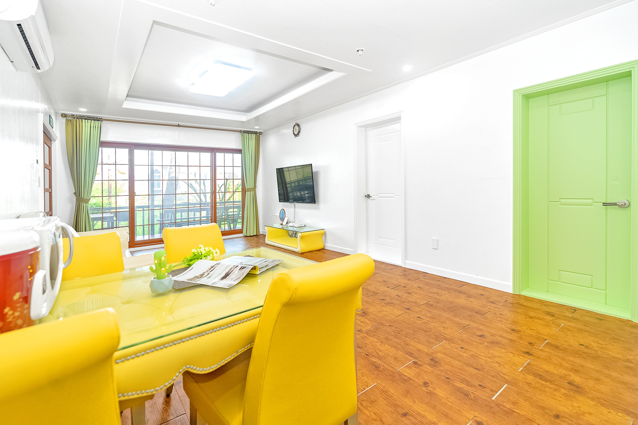 room detail thumbnail 2
