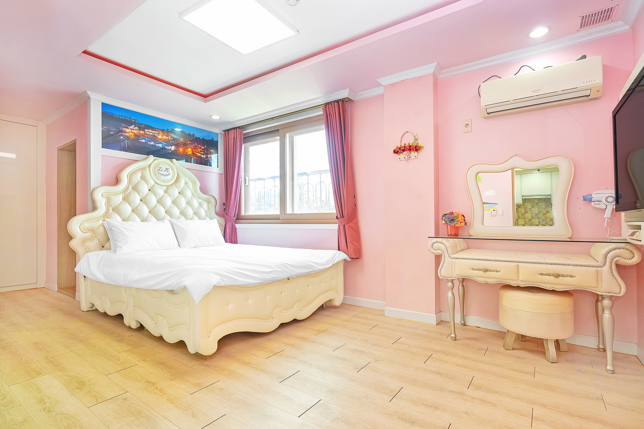 room detail thumbnail 2