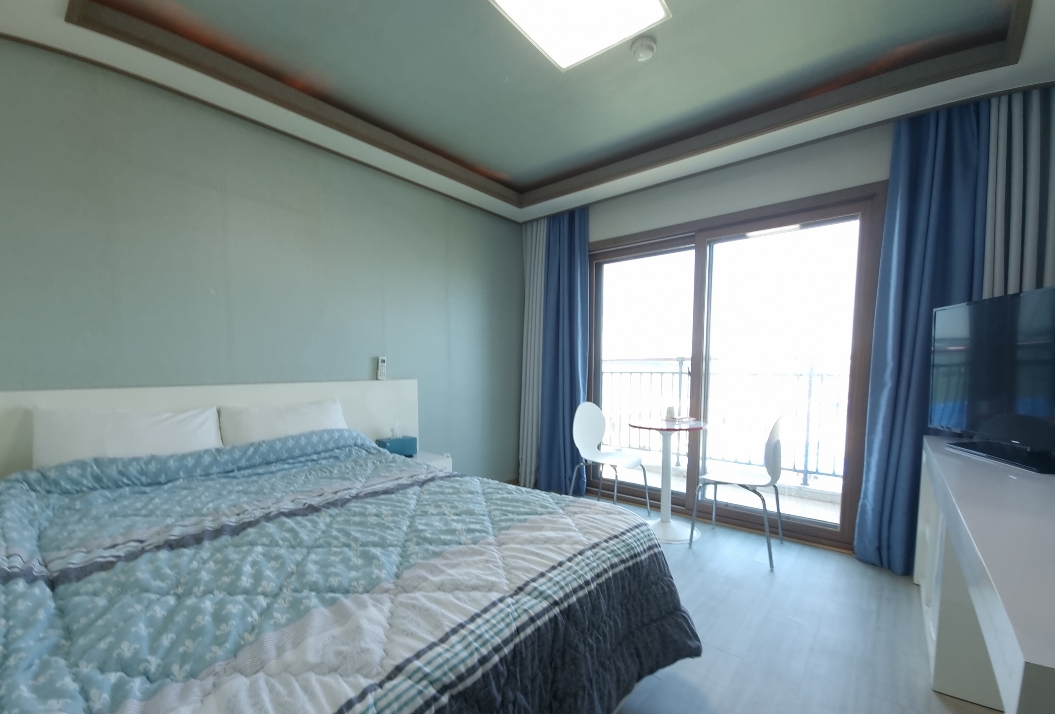 room detail thumbnail 2