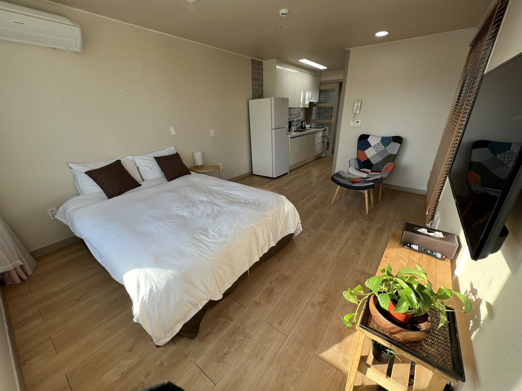 room detail thumbnail 1