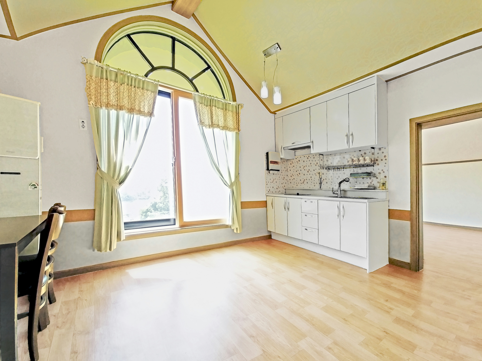 room detail thumbnail 2