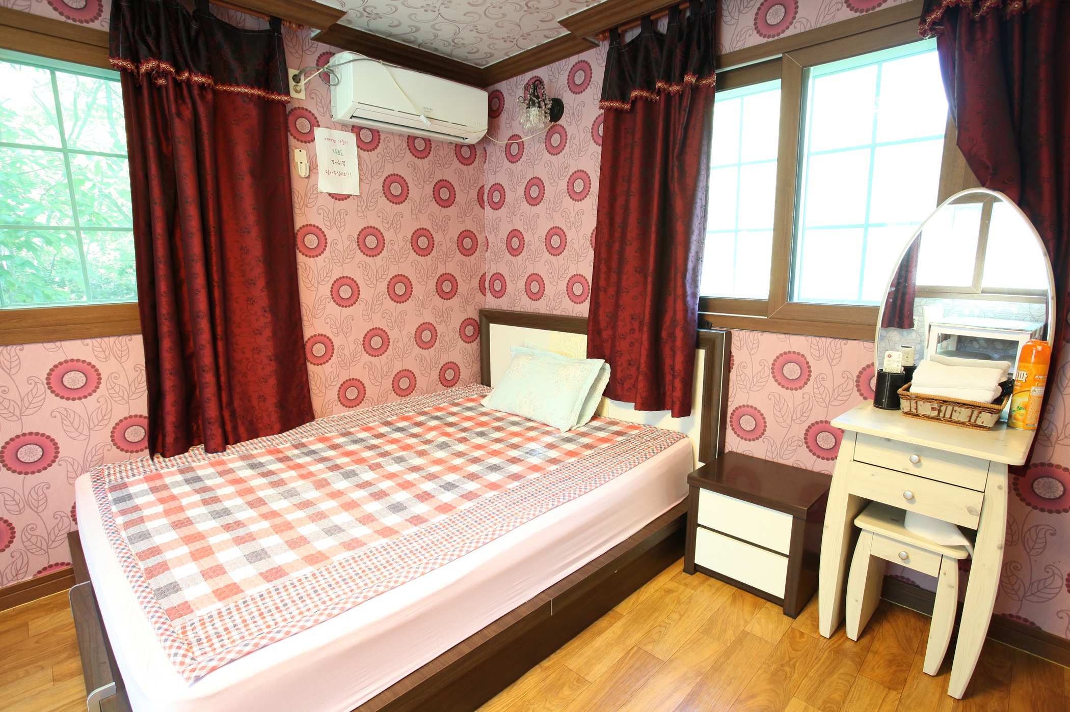 room detail thumbnail 2