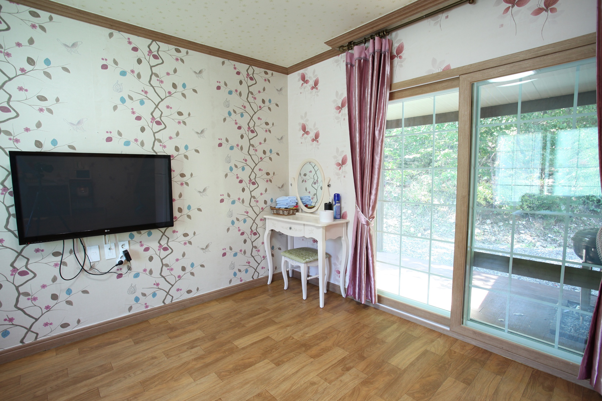 room detail thumbnail 2