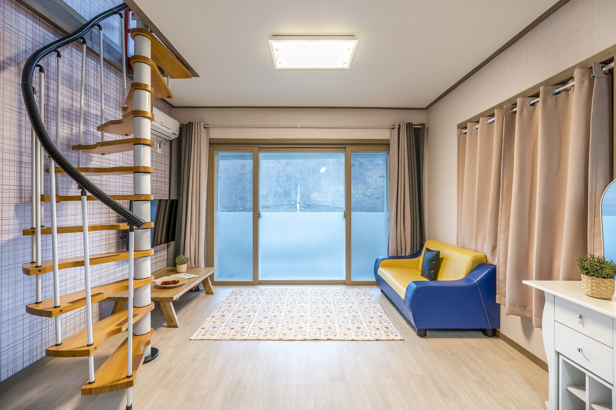 room detail thumbnail 2