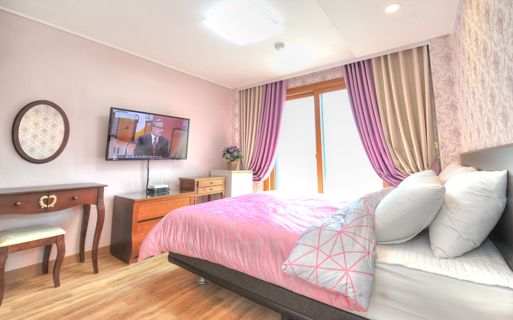 room detail thumbnail 2