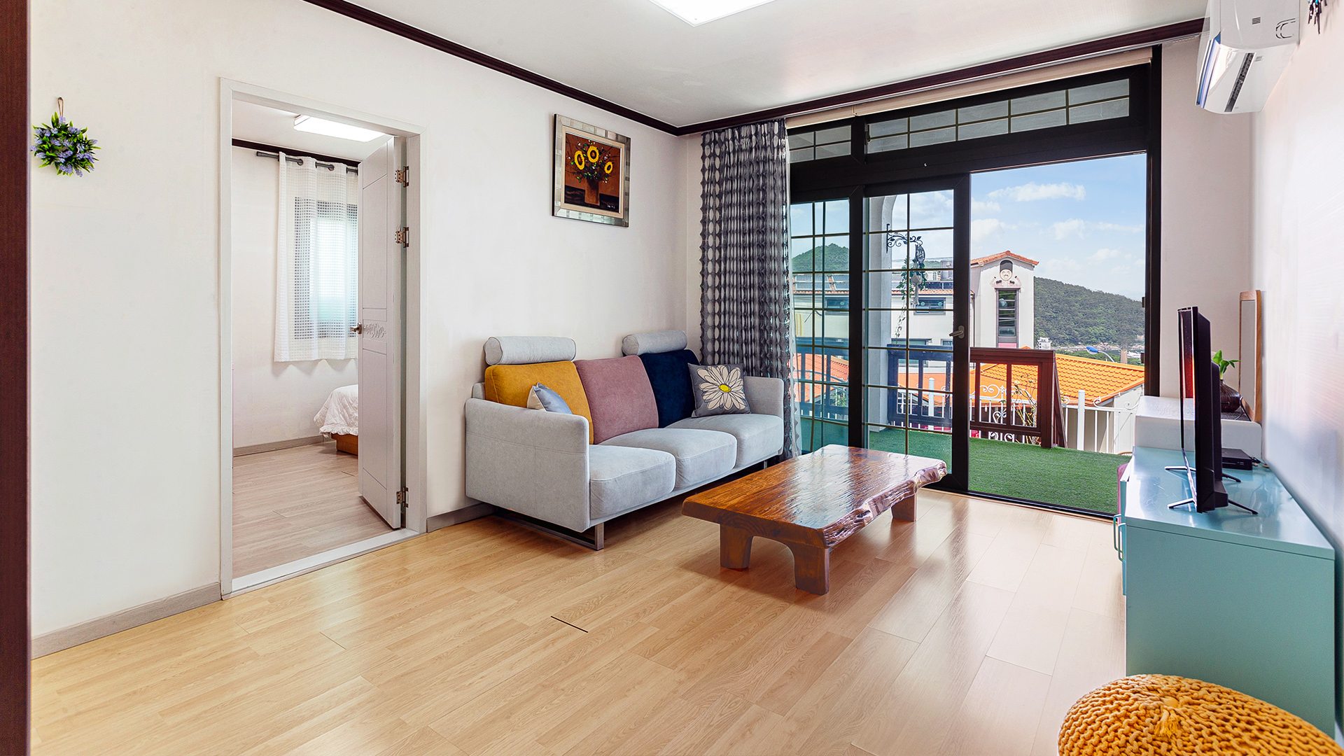 room detail thumbnail 1