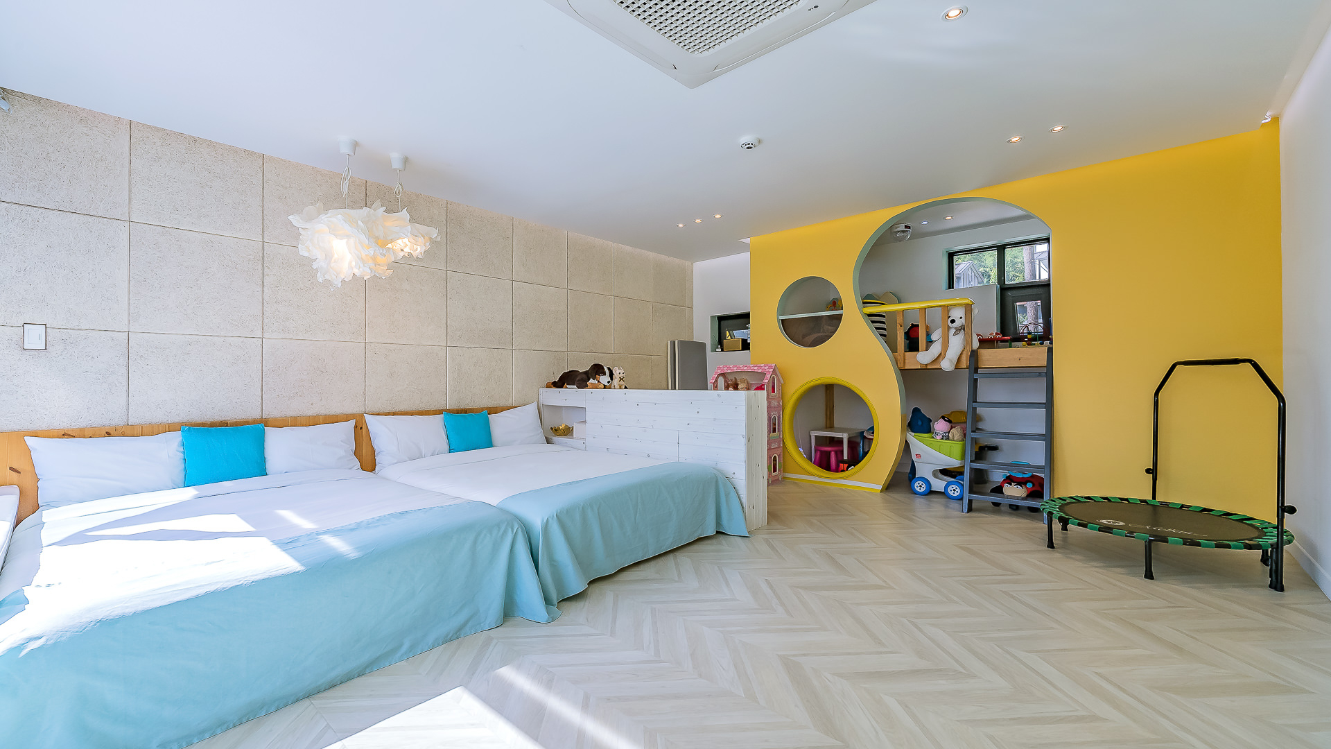 room detail thumbnail 2