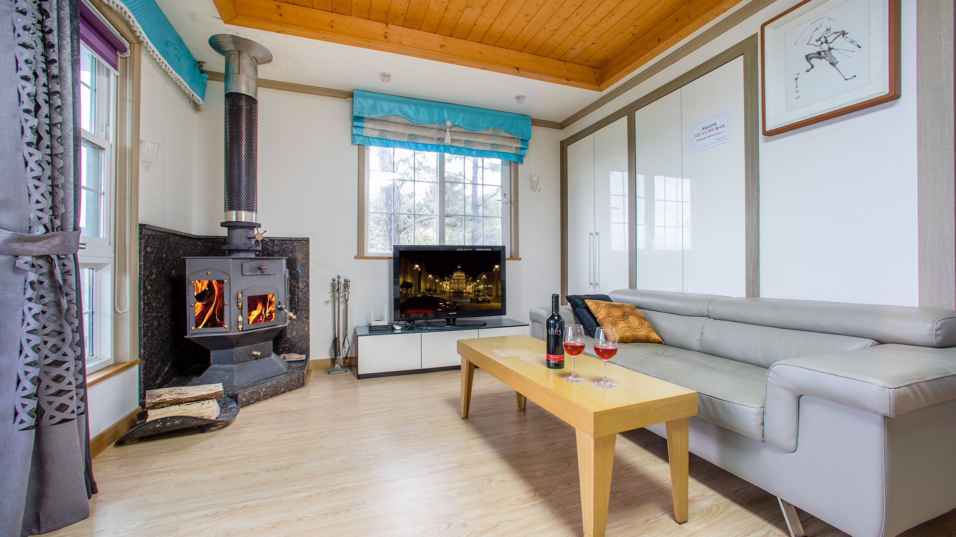 room detail thumbnail 1