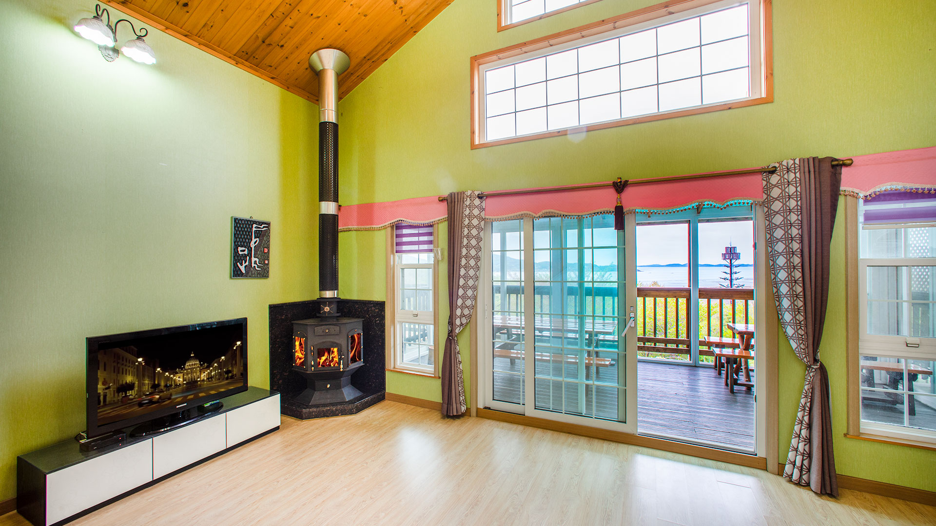 room detail thumbnail 2