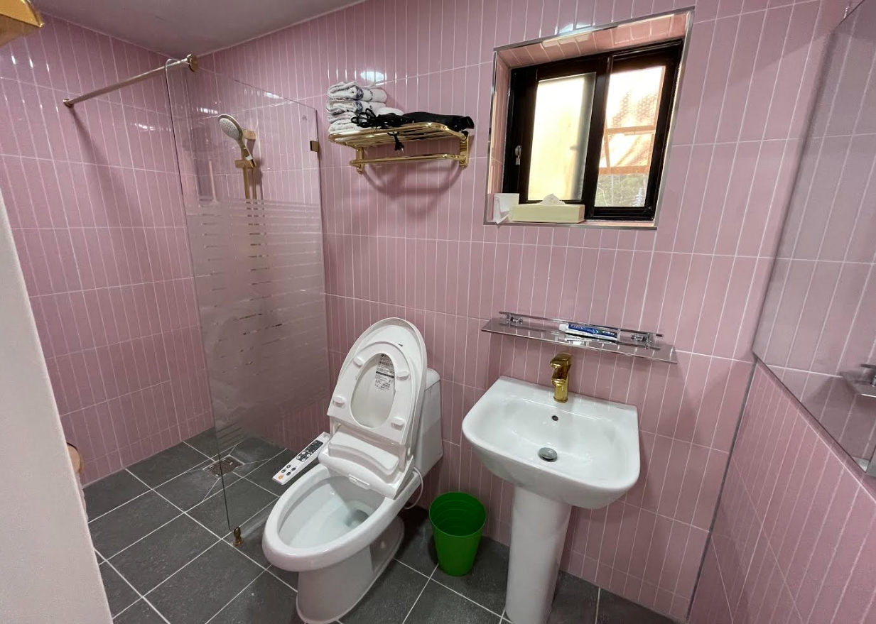 room detail thumbnail 2