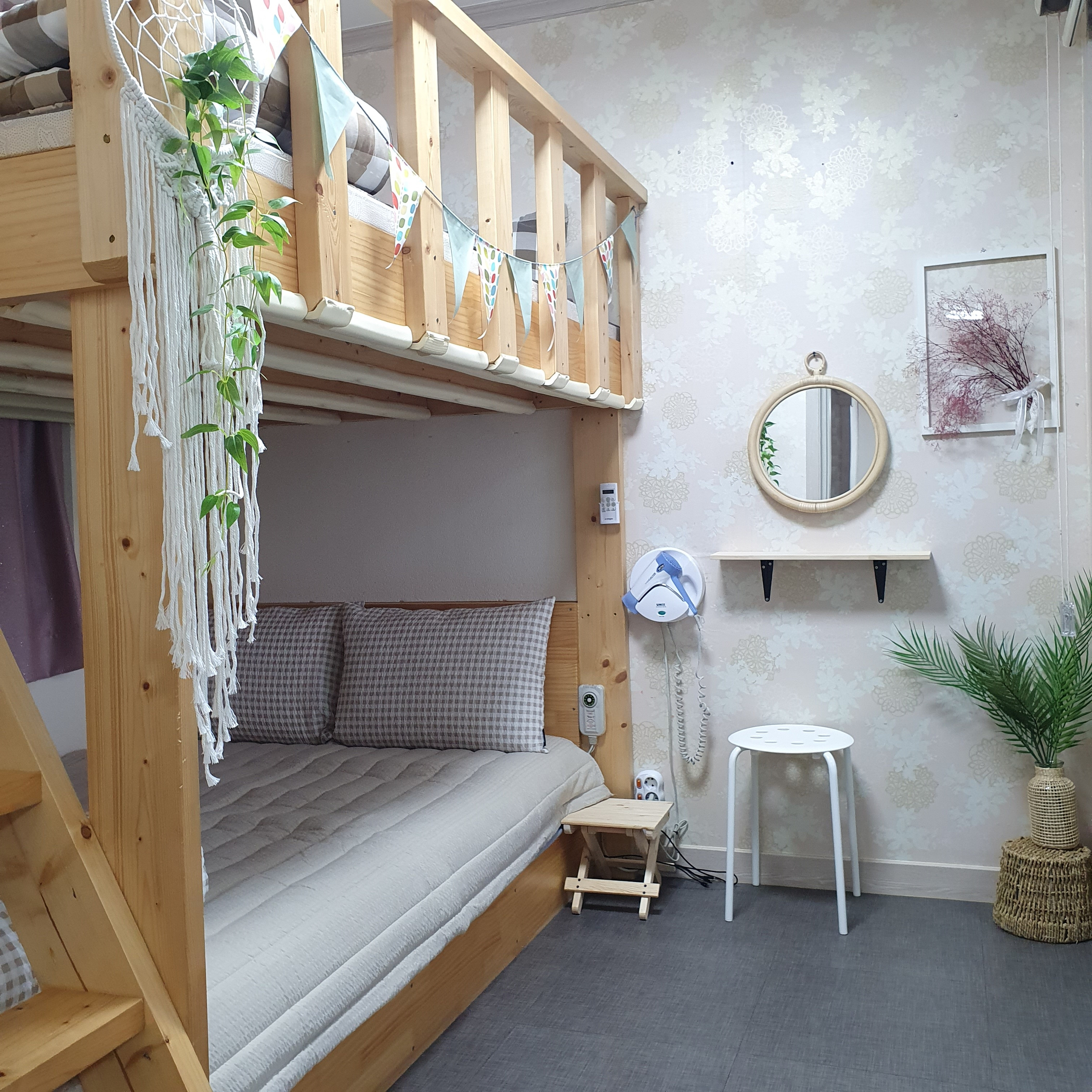 room detail thumbnail 2