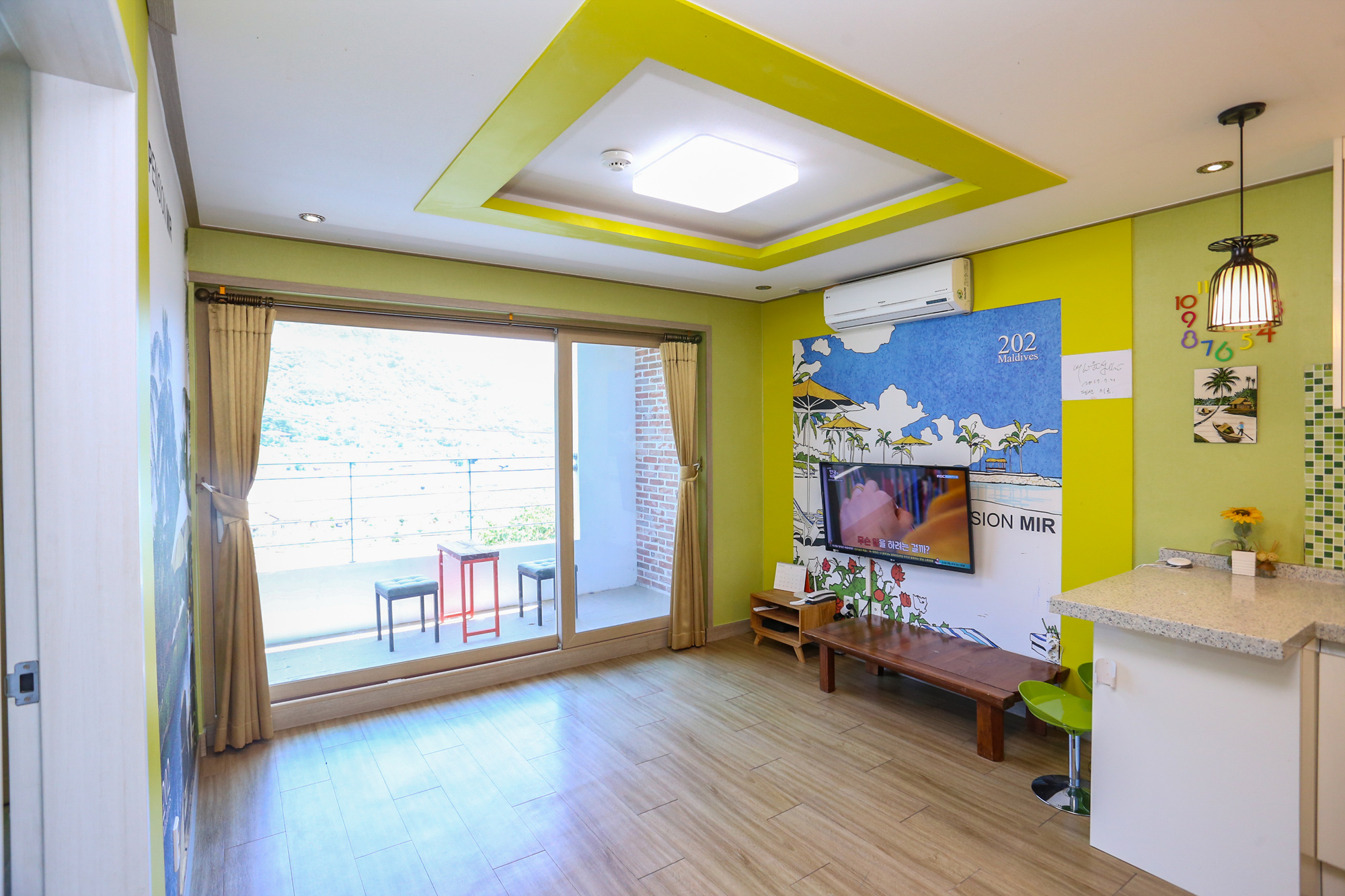room detail thumbnail 1