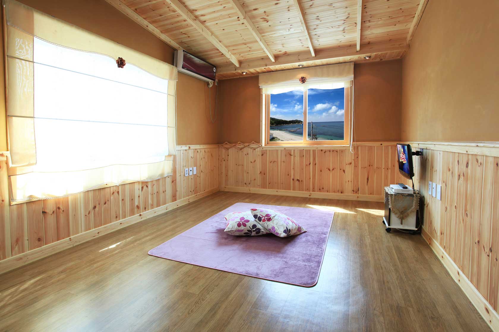 room detail thumbnail 2