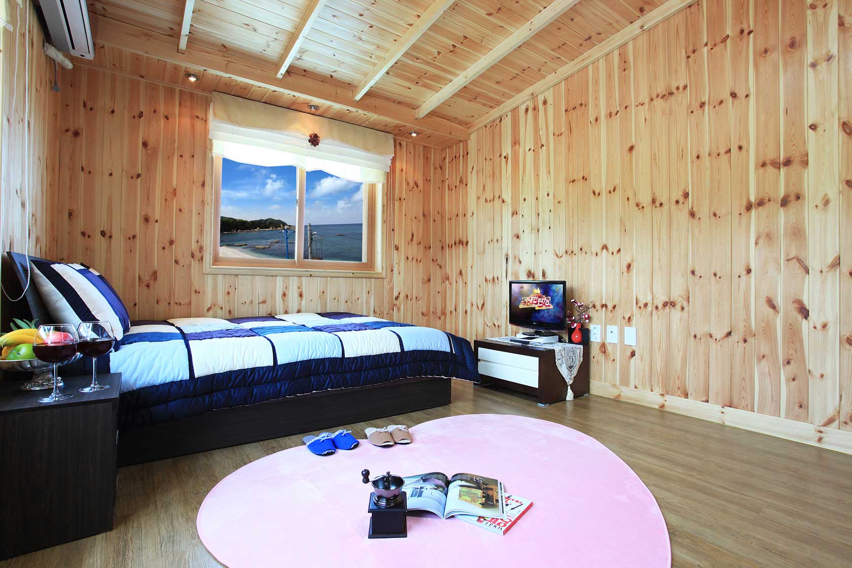 room detail thumbnail 2