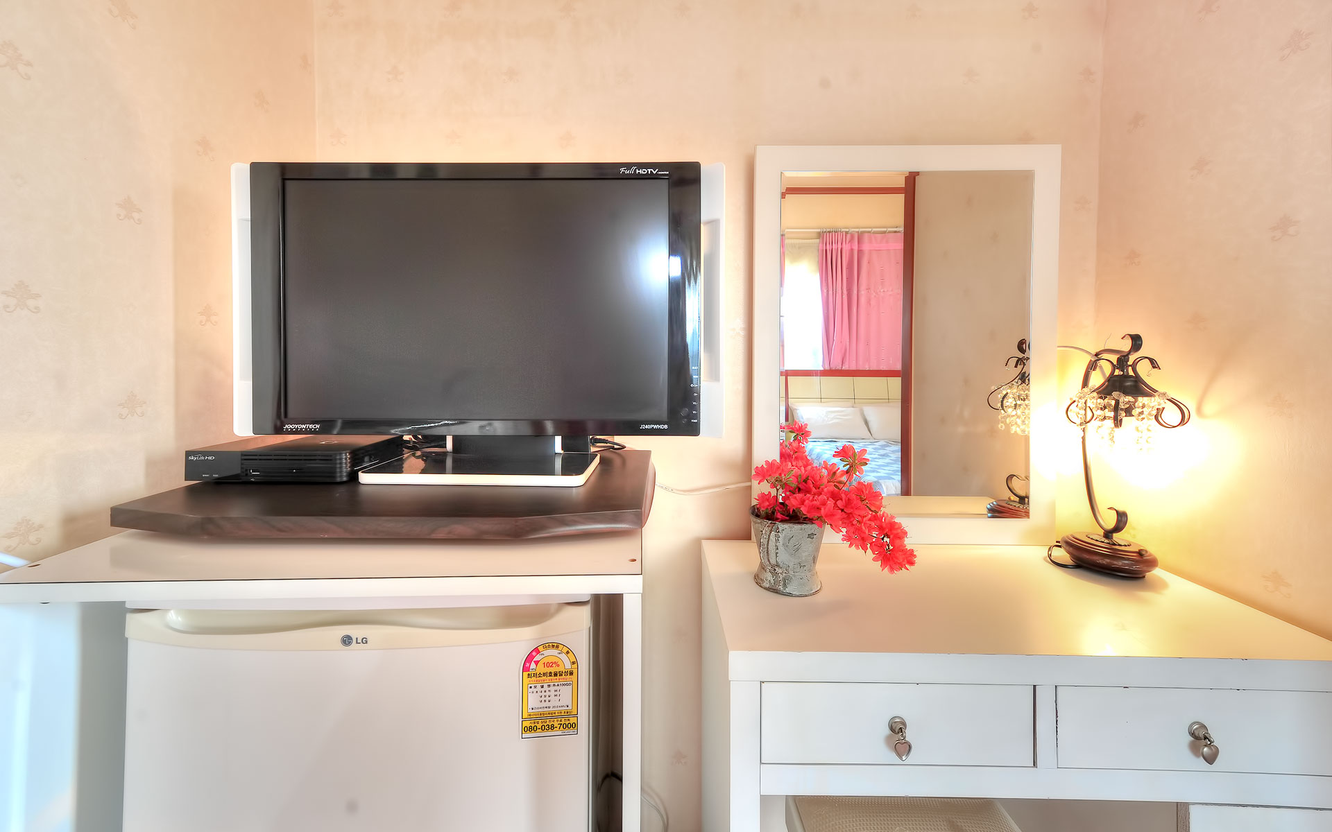 room detail thumbnail 2