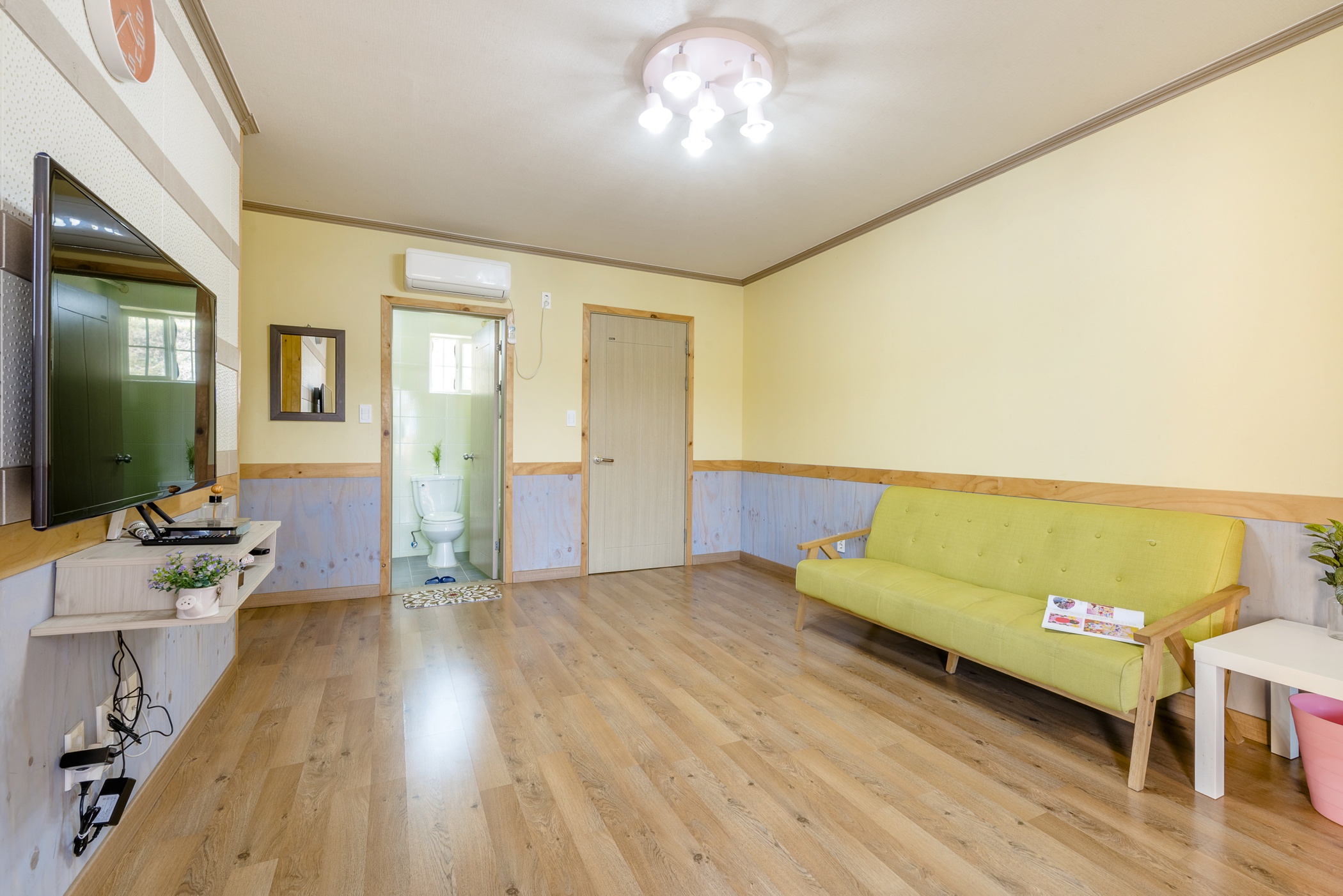 room detail thumbnail 2