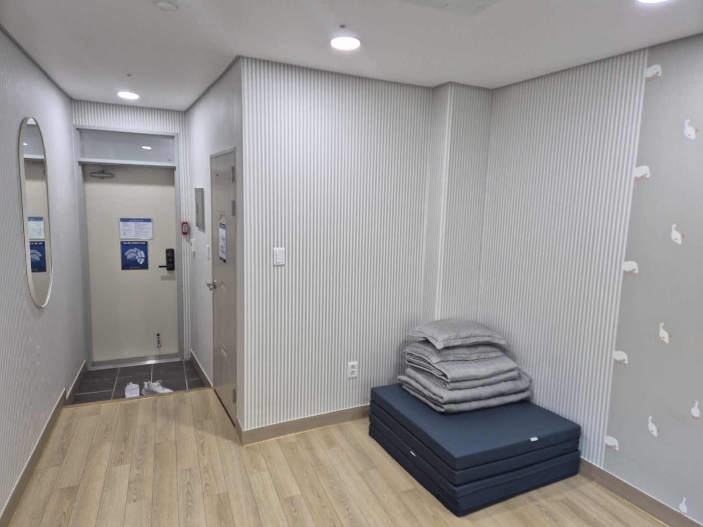 room detail thumbnail 2