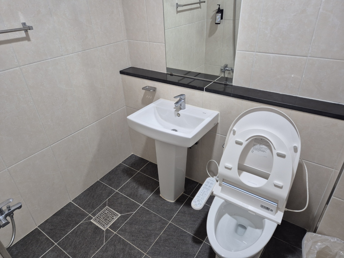 room detail thumbnail 1