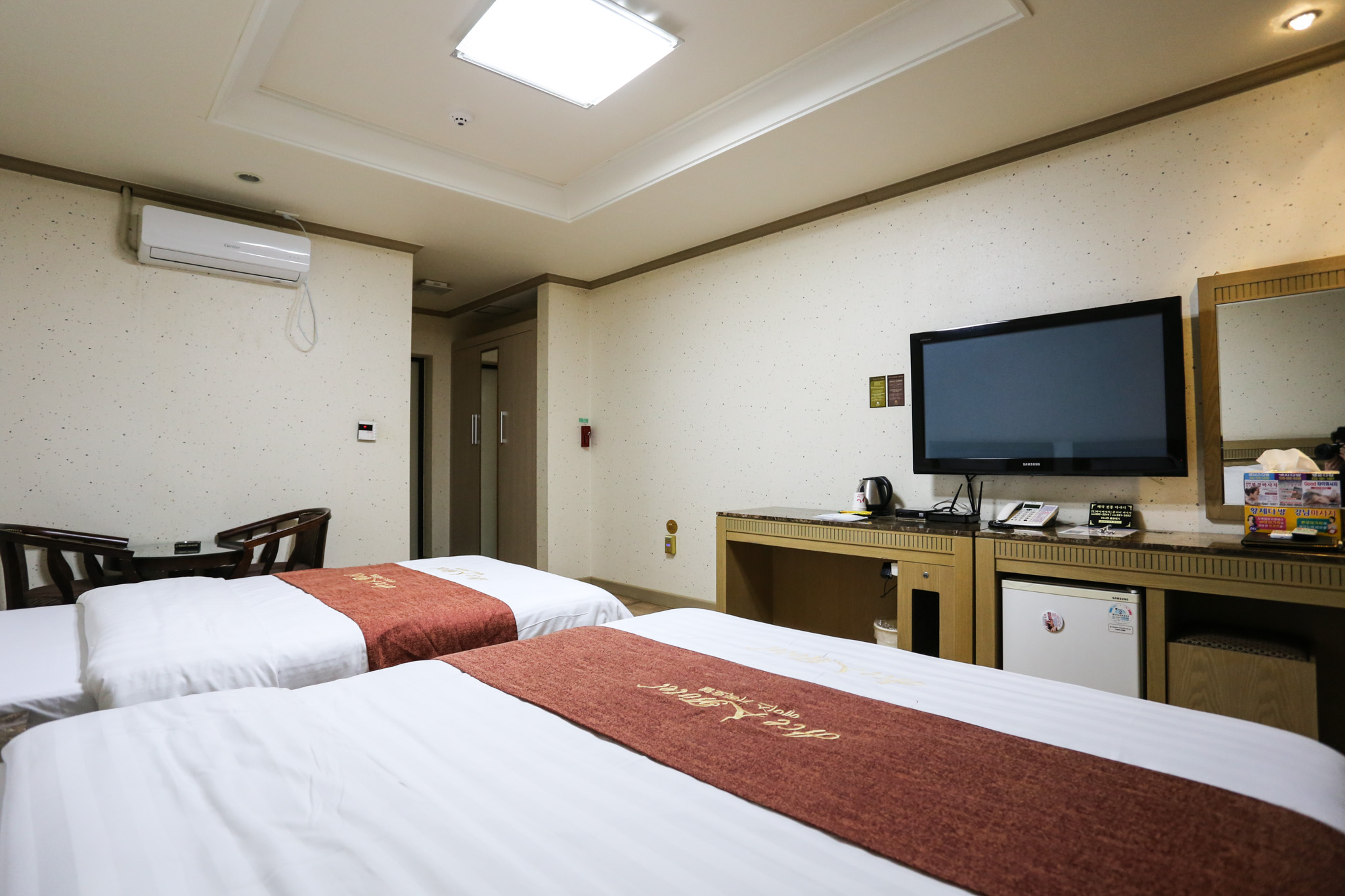 room detail thumbnail 2