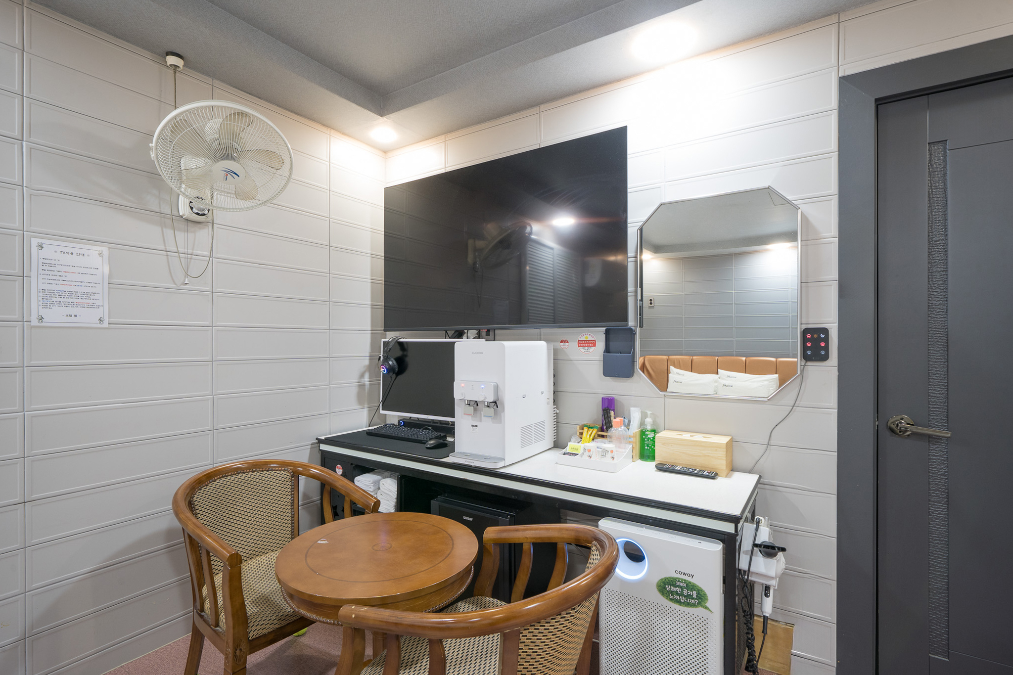 room detail thumbnail 2