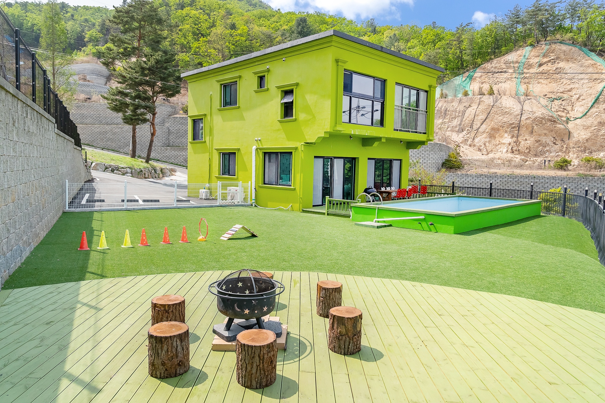 room detail thumbnail 2