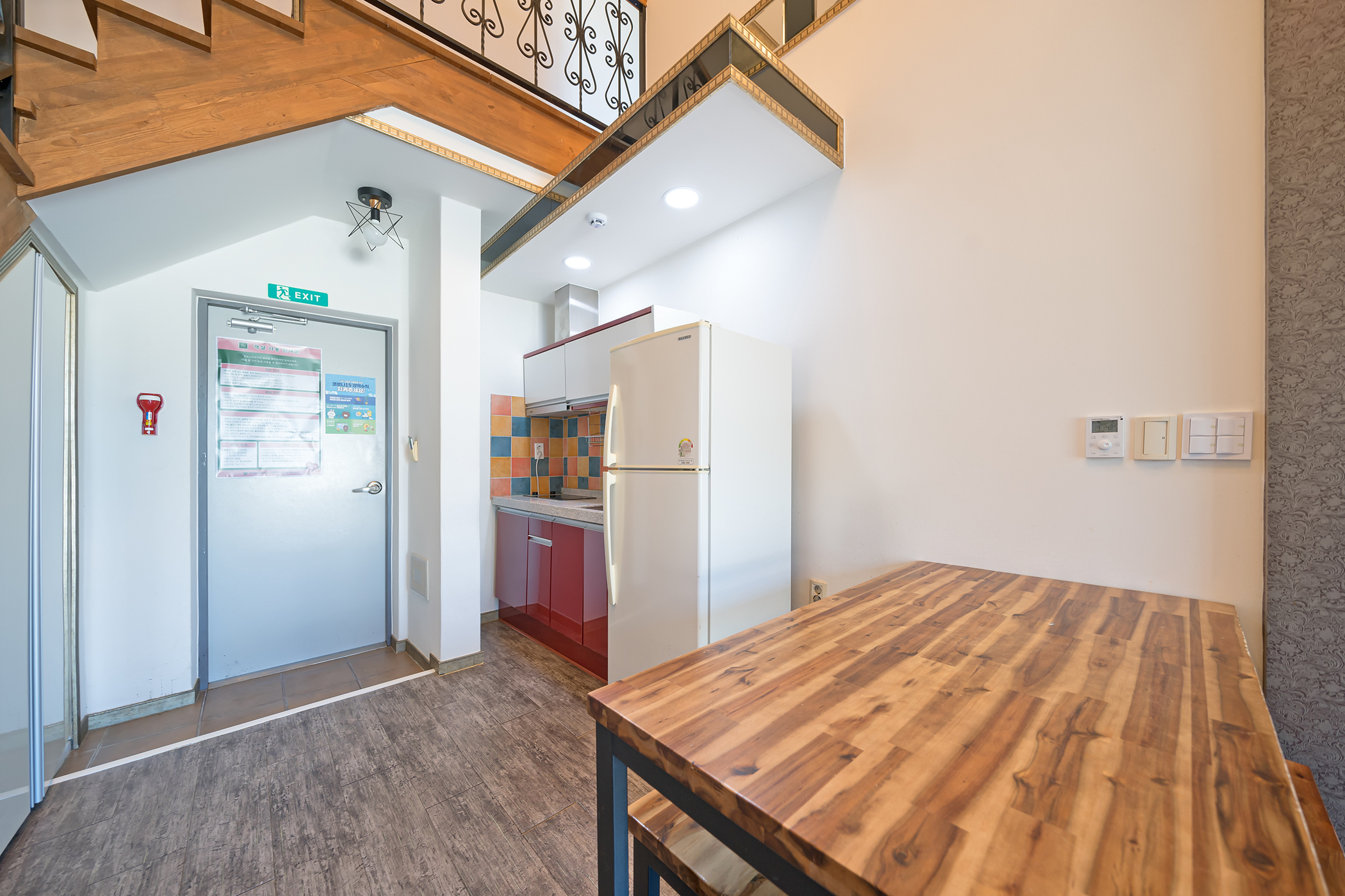 room detail thumbnail 2