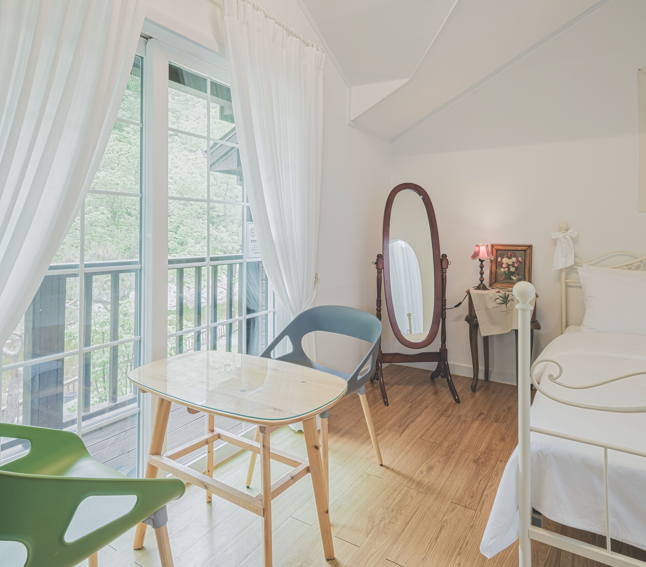 room detail thumbnail 2