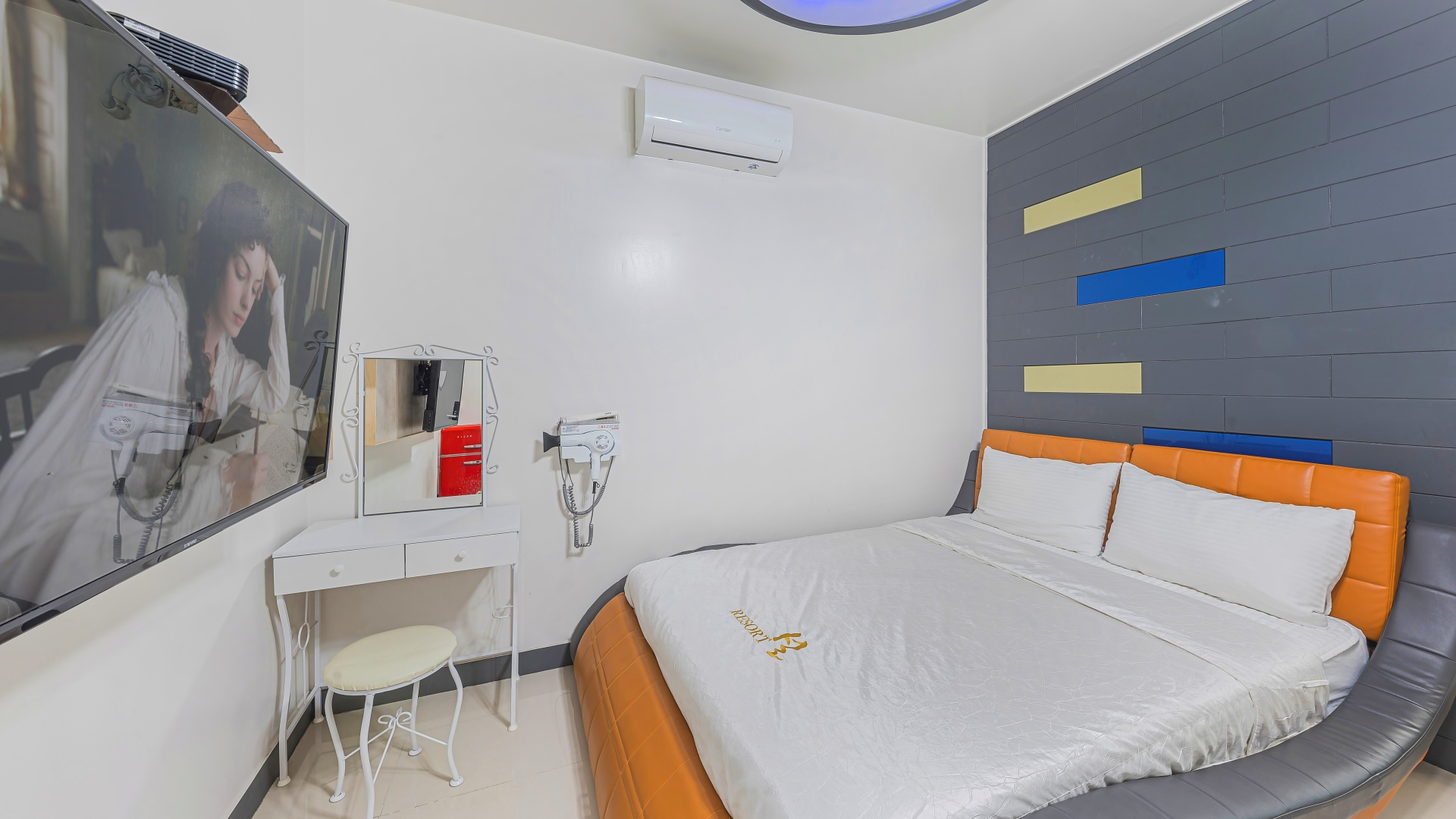 room detail thumbnail 2