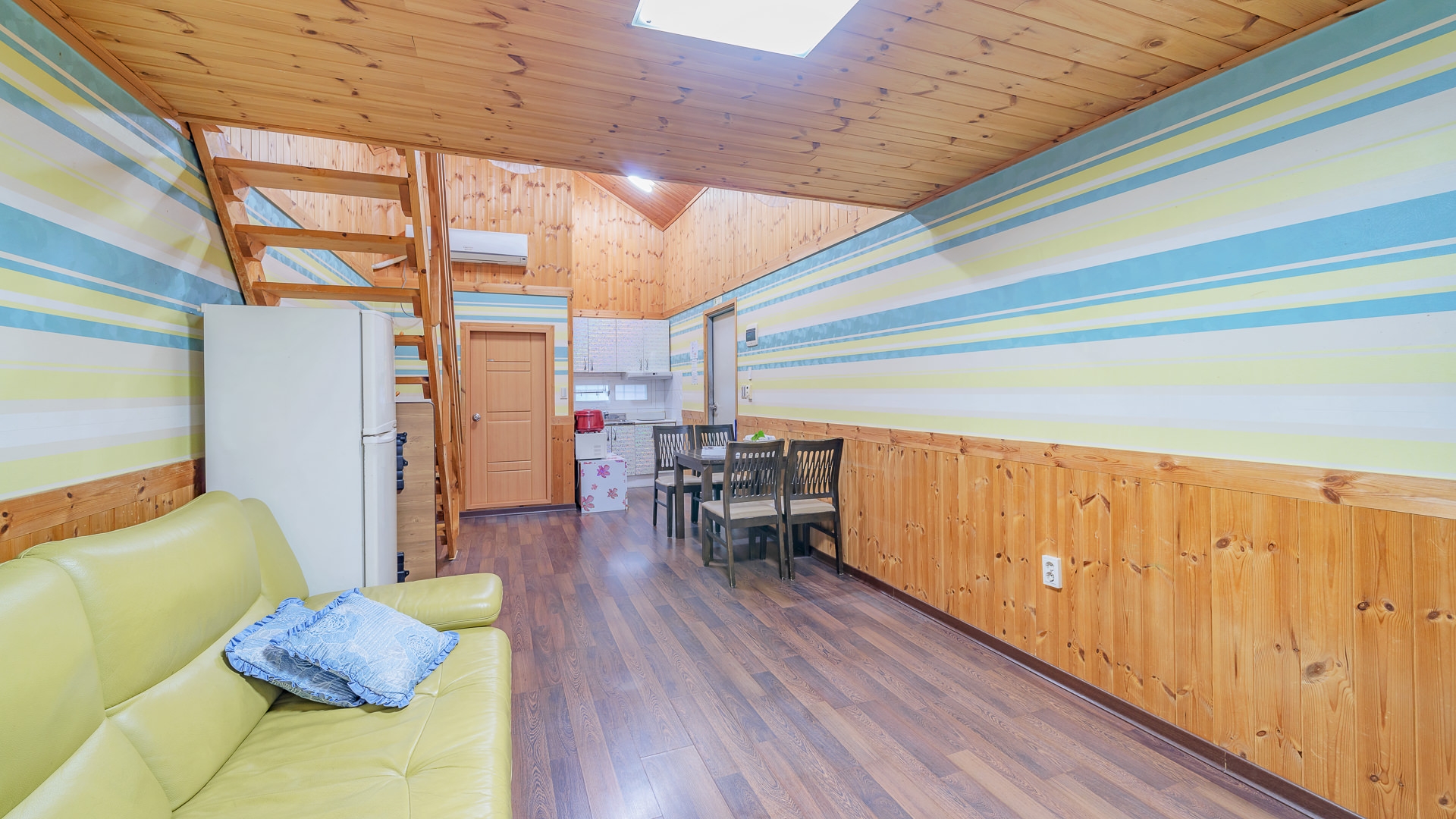 room detail thumbnail 2