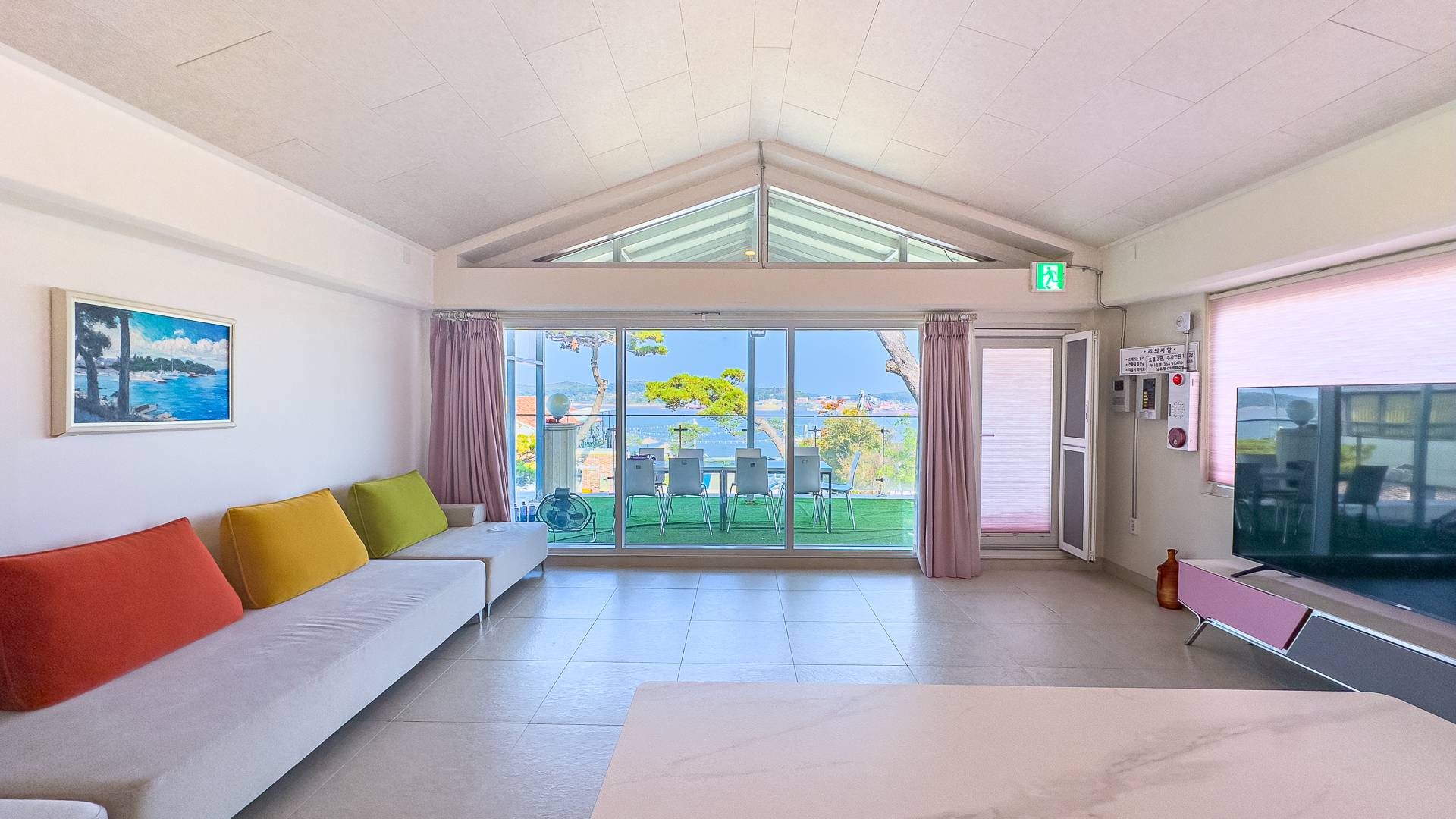 room detail thumbnail 2