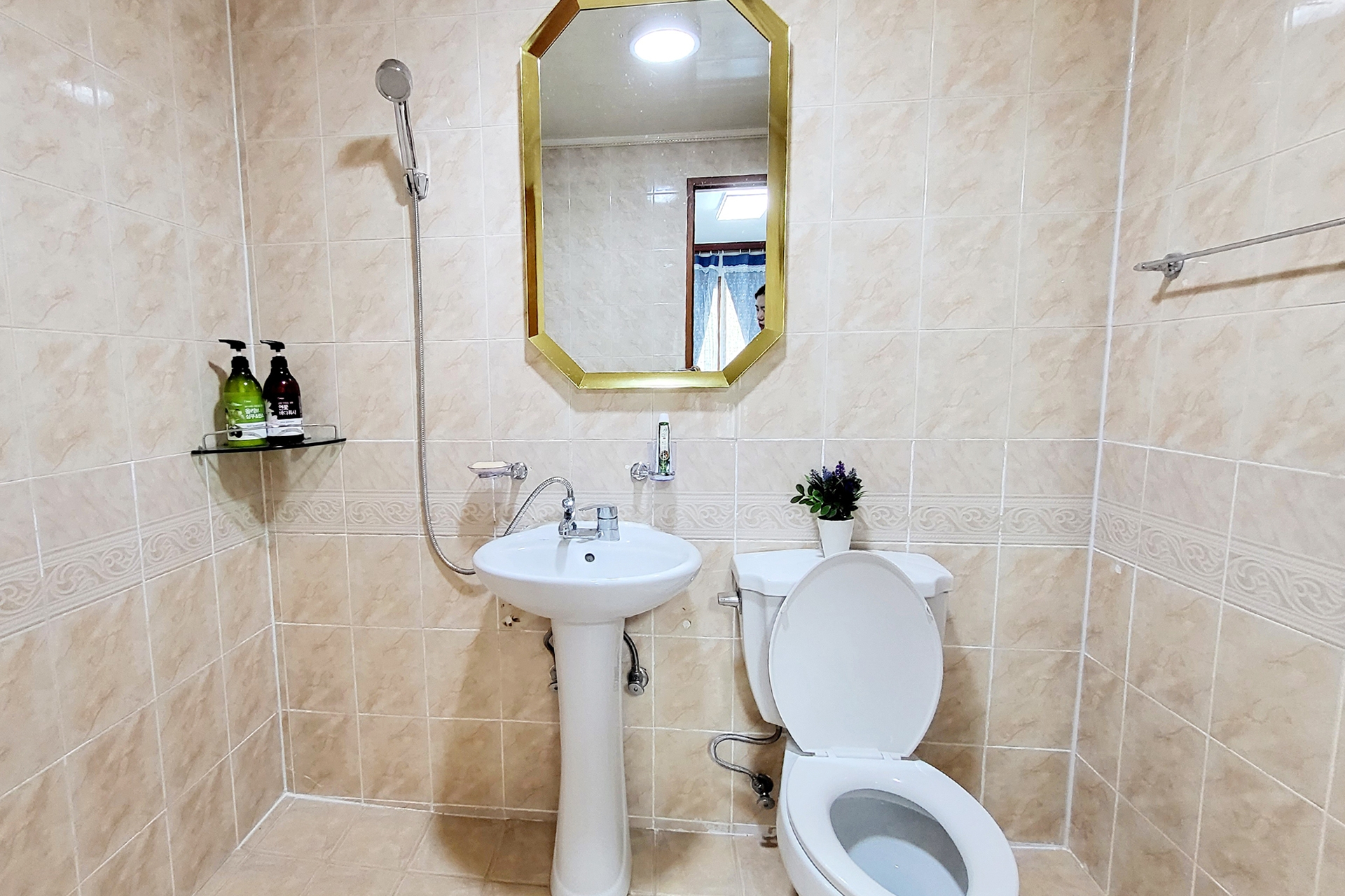 room detail thumbnail 2