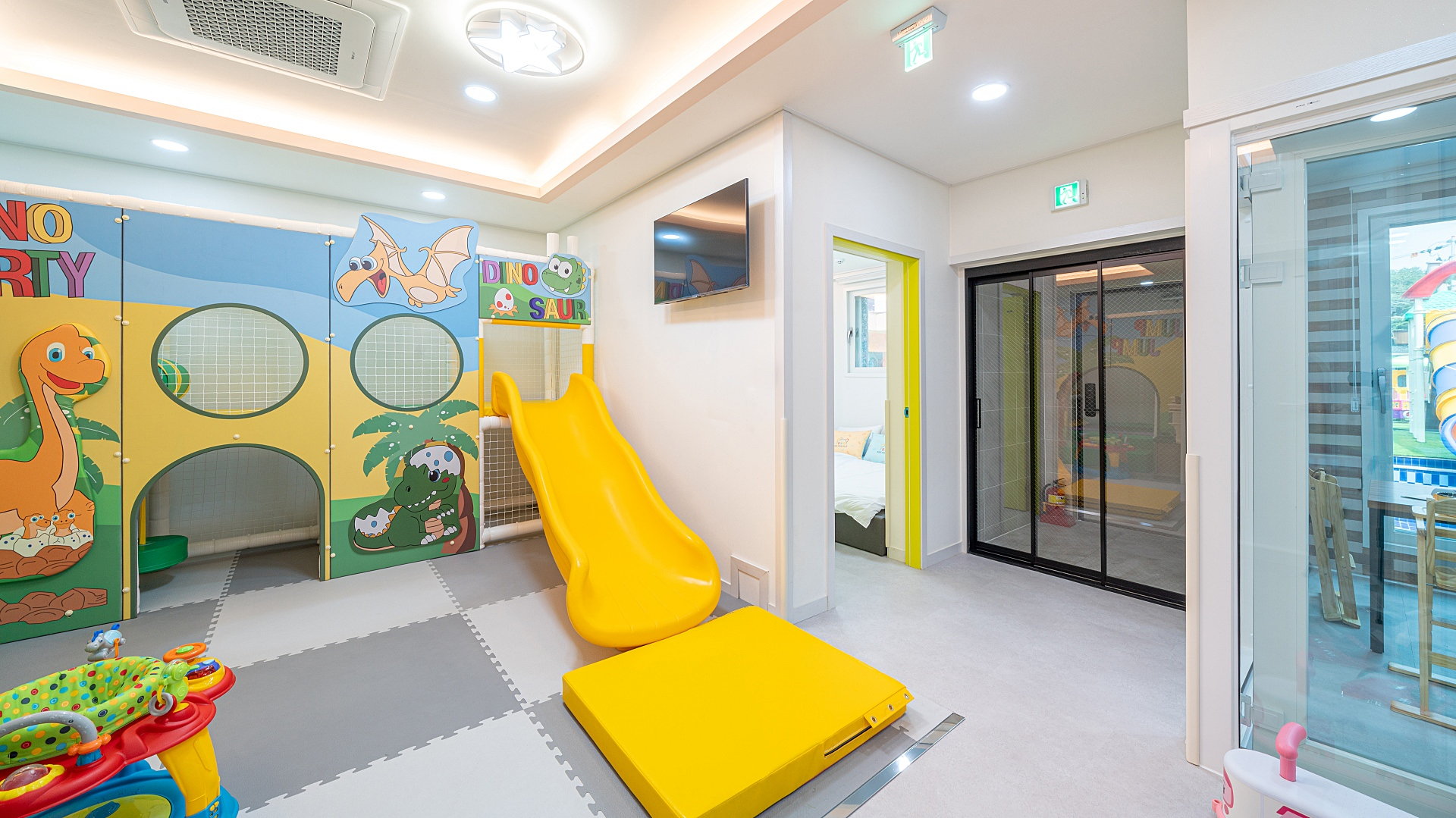 room detail thumbnail 2