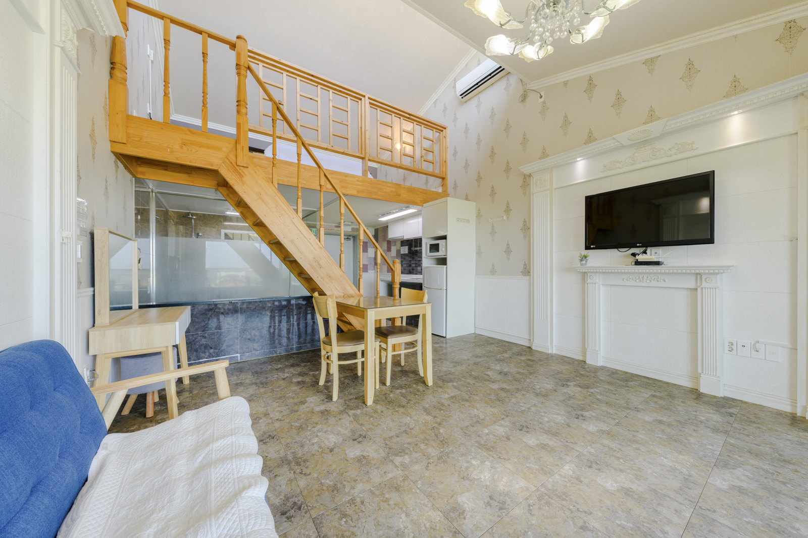 room detail thumbnail 2