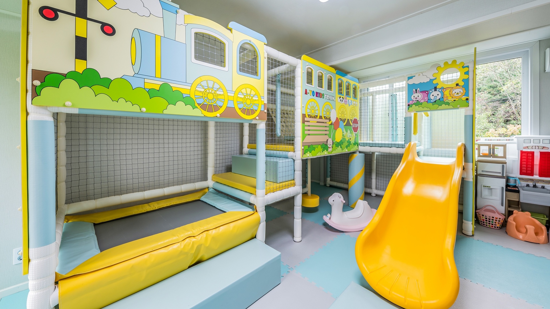 room detail thumbnail 2