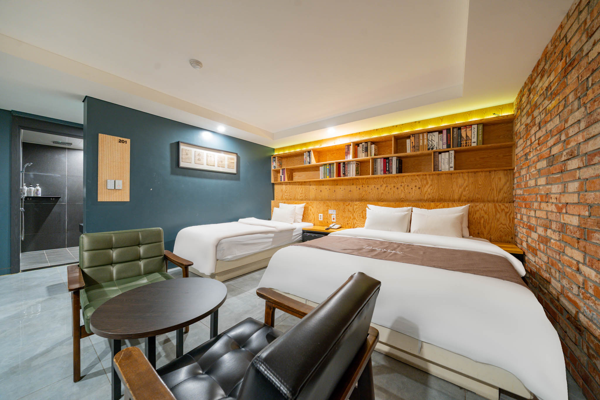 room detail thumbnail 2