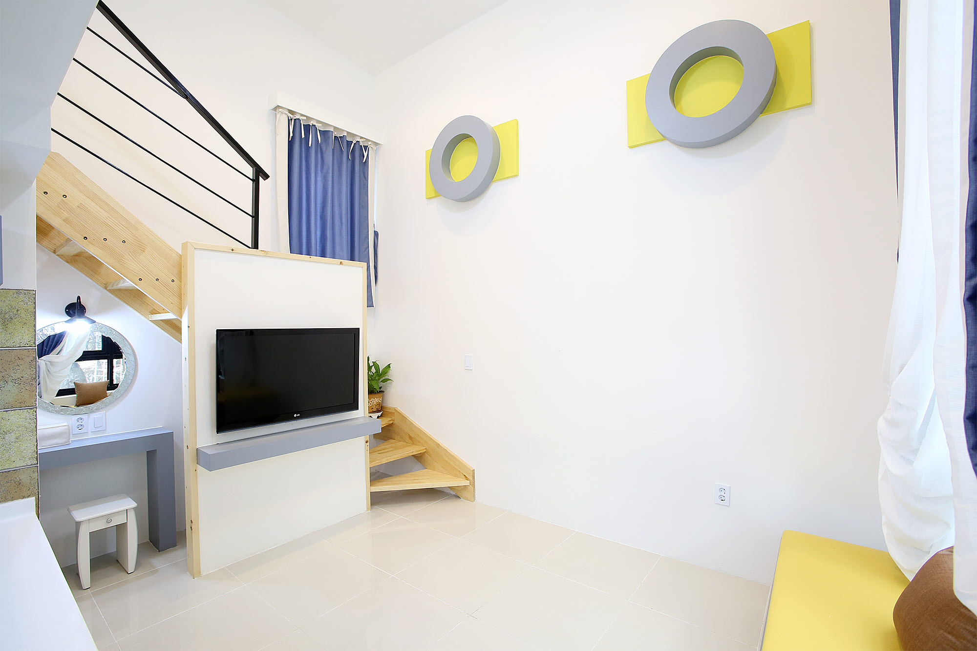 room detail thumbnail 2