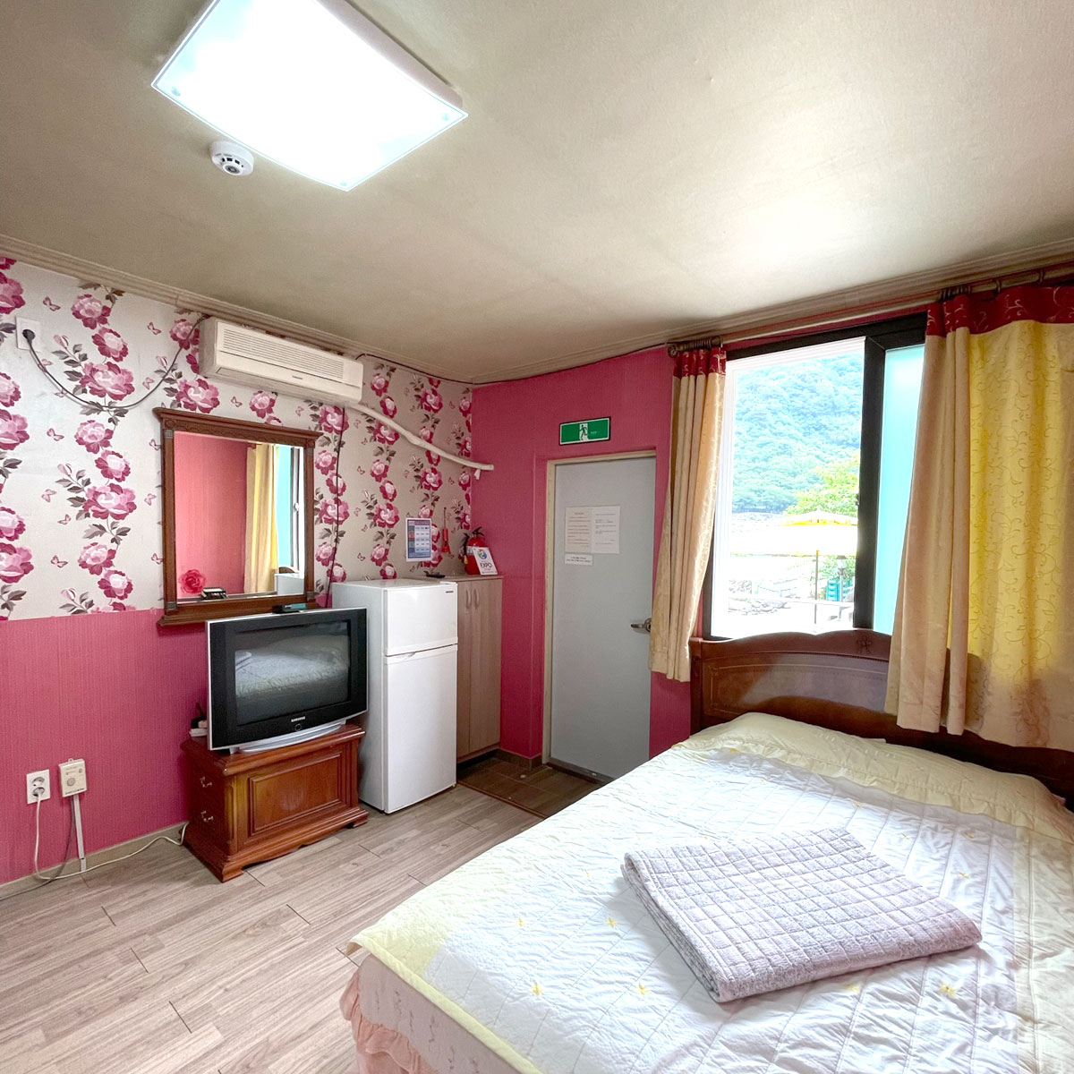 room detail thumbnail 2