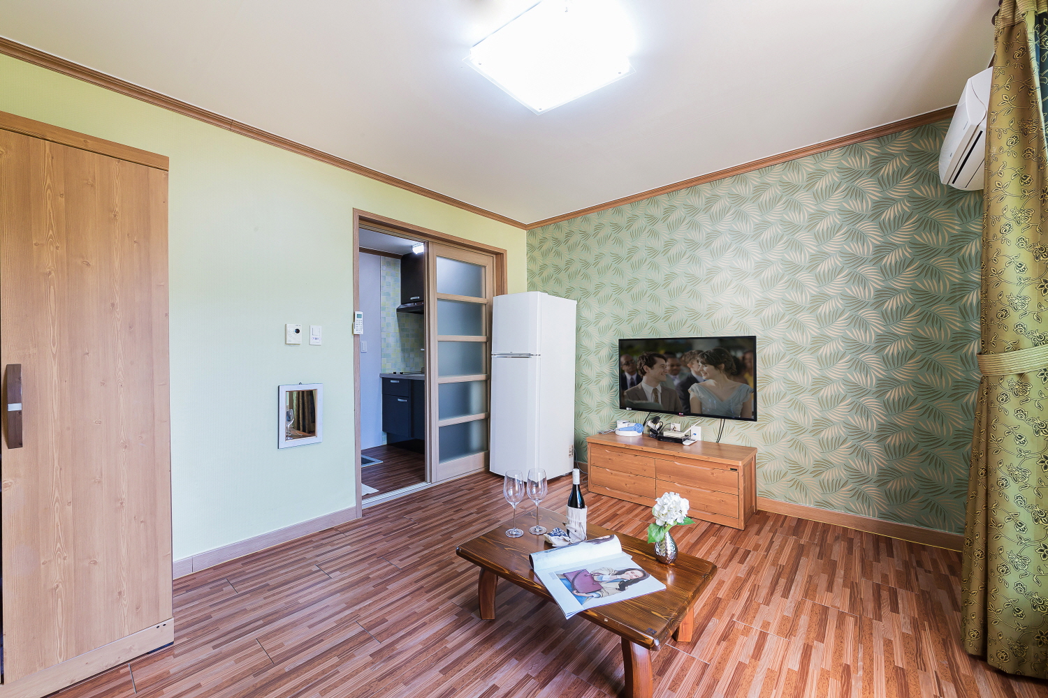 room detail thumbnail 2