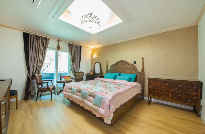 room detail thumbnail 1