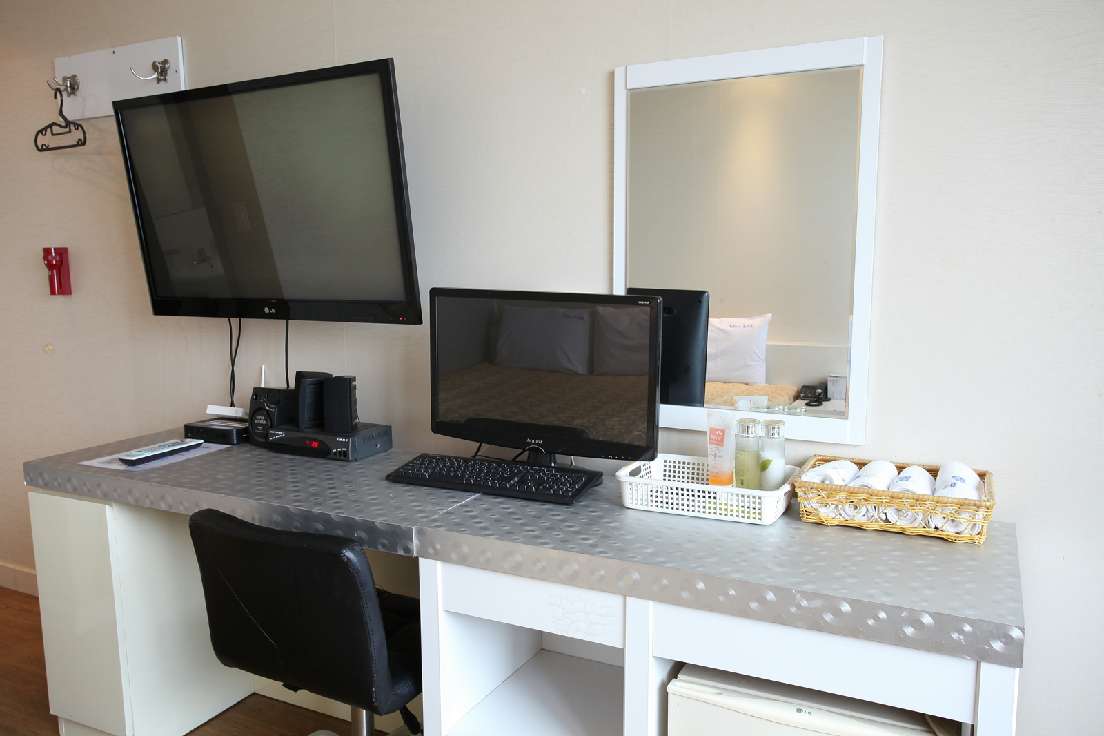 room detail thumbnail 2